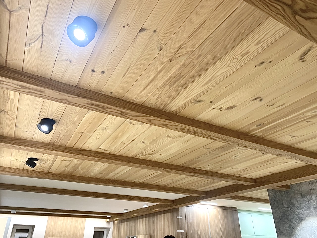 Декоративная балка из сосны