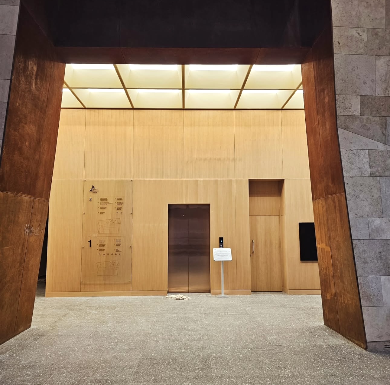 ПАНЕЛИ В ШПОНЕ,  АКУСТИЧЕСКИЕ ПАНЕЛИ, КОРПУСНАЯ МЕБЕЛЬ,  ДЕКОРАТИВНЫЕ РЕЙКИ, БАЛКИ, ИЗДЕЛИЯ ИЗ КАМНЯ,  ЗЕРКАЛА И СТЕКЛА