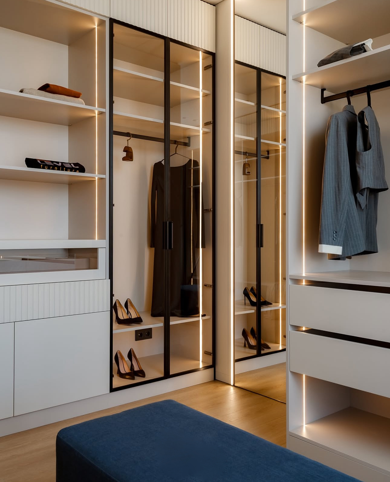 Стеклянные шкафы под заказ 