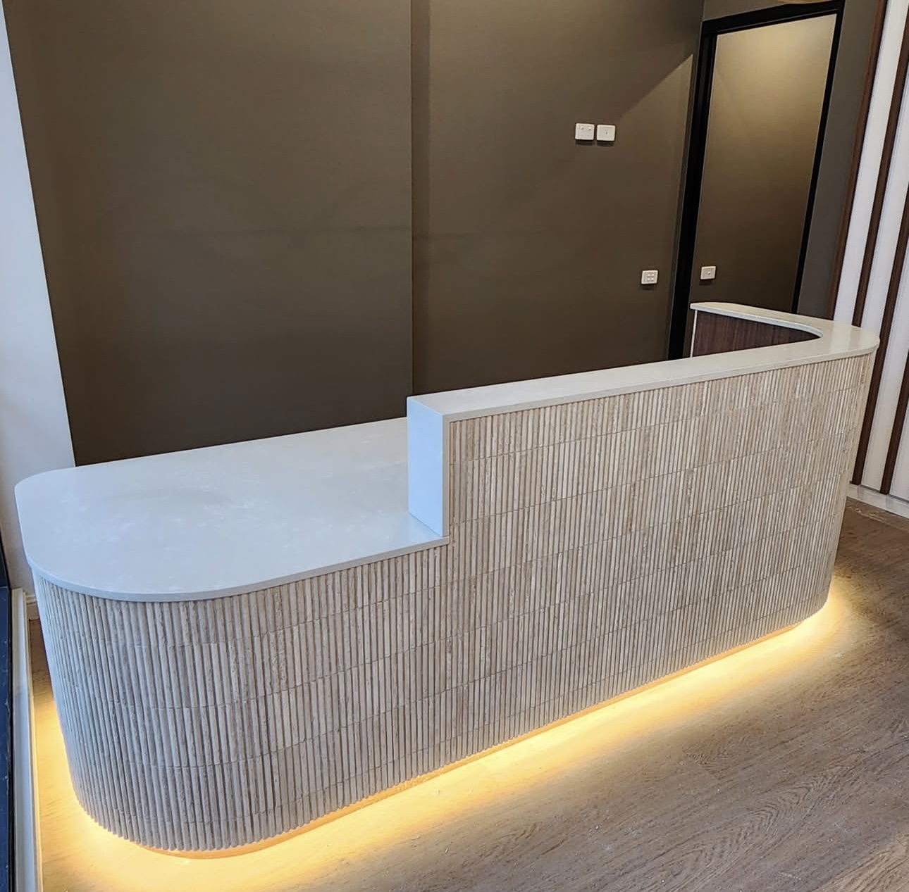 Ресепшен из кварцевого агломерата 