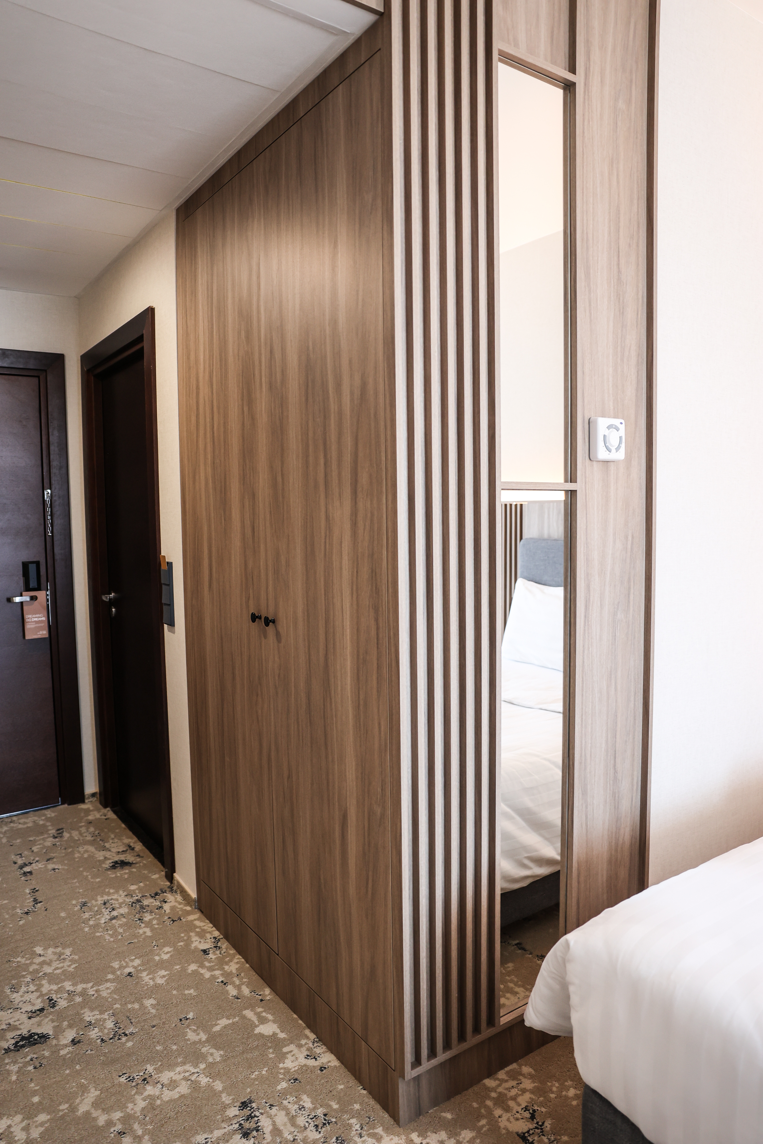 Корпусная мебель для отелей и гостиниц, шпонированные изделия,мебель для гостиниц