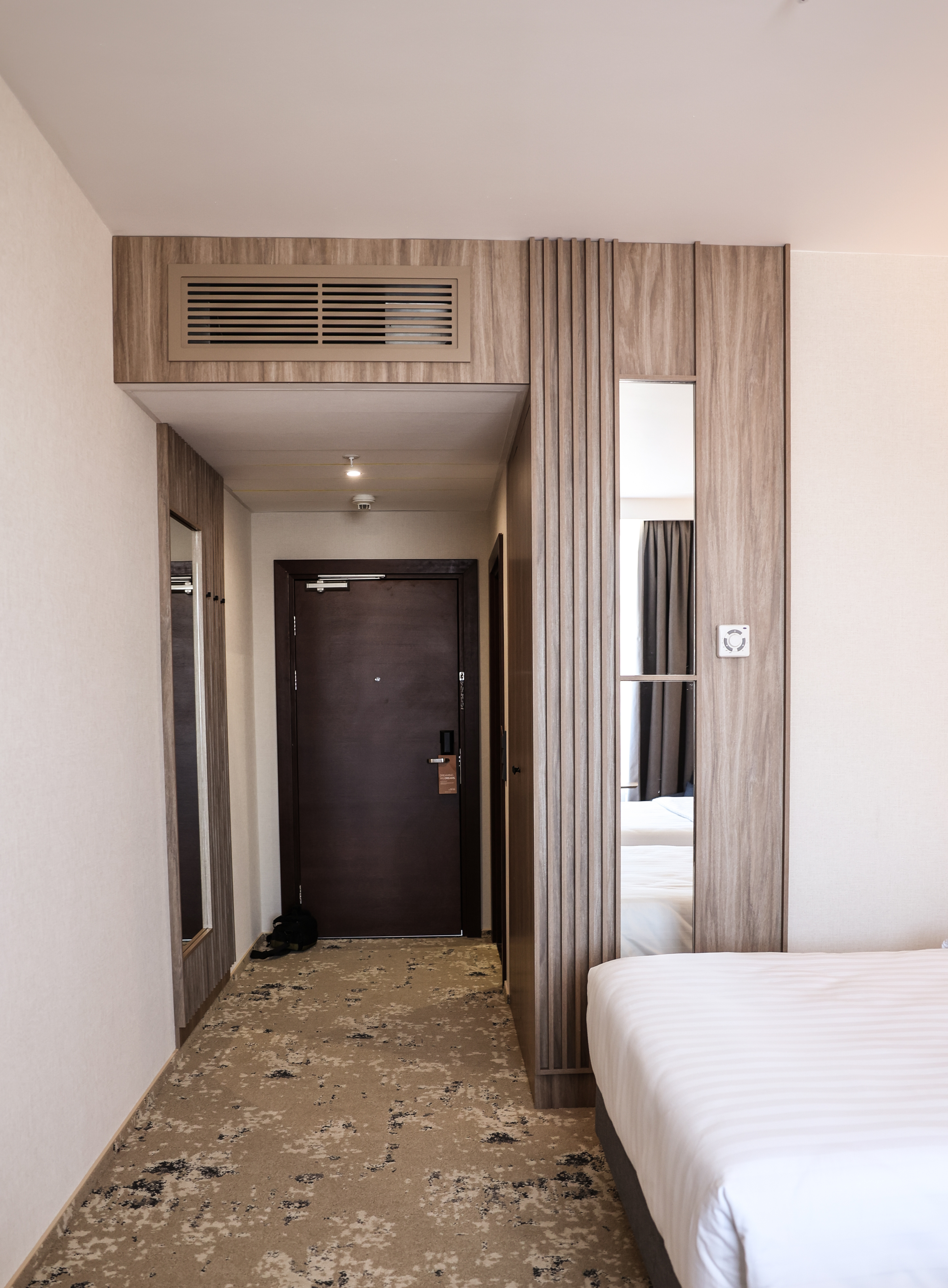 Корпусная мебель для отелей и гостиниц, шпонированные изделия,мебель для гостиниц