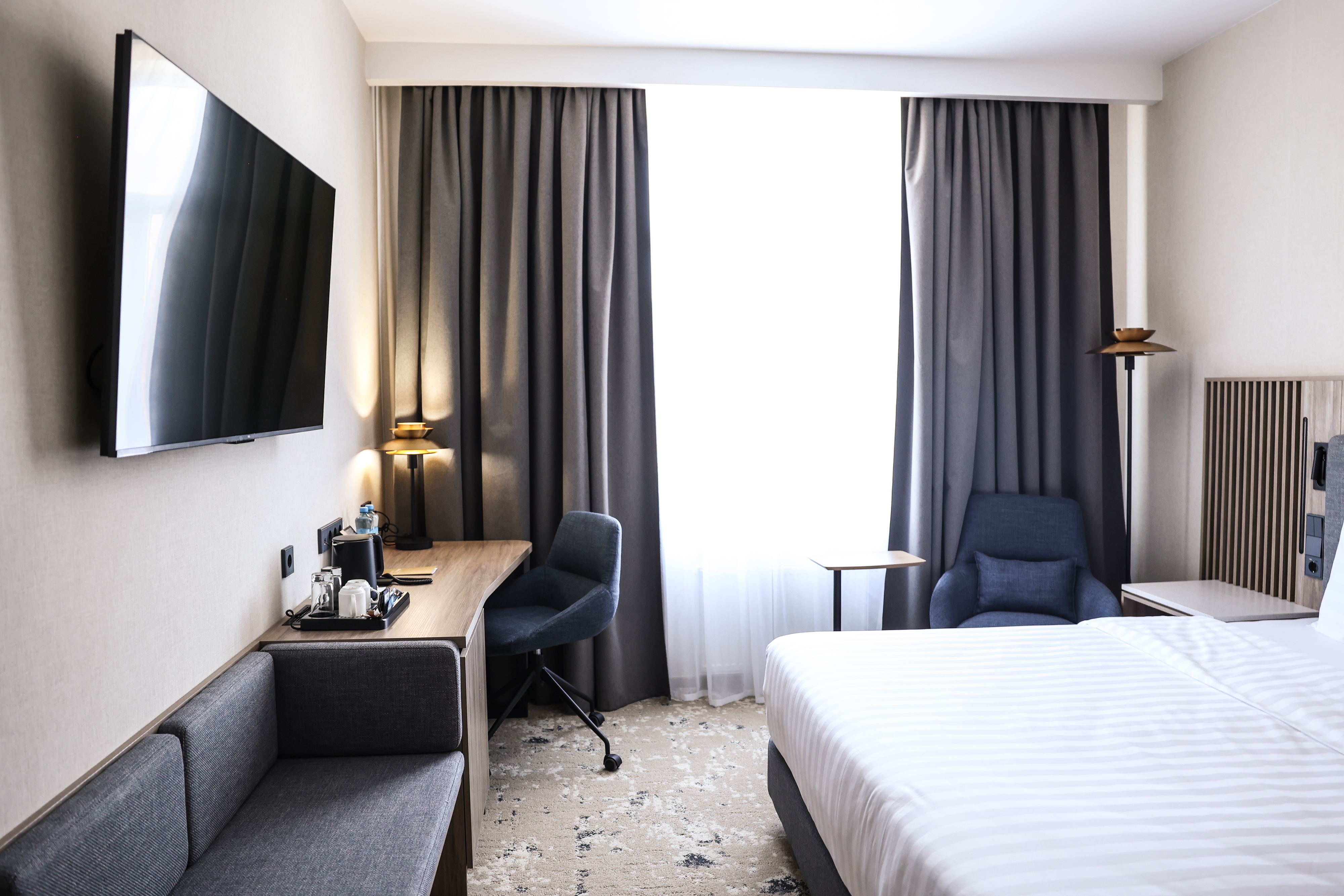 Корпусная мебель для отелей и гостиниц, шпонированные изделия,мебель для гостиниц