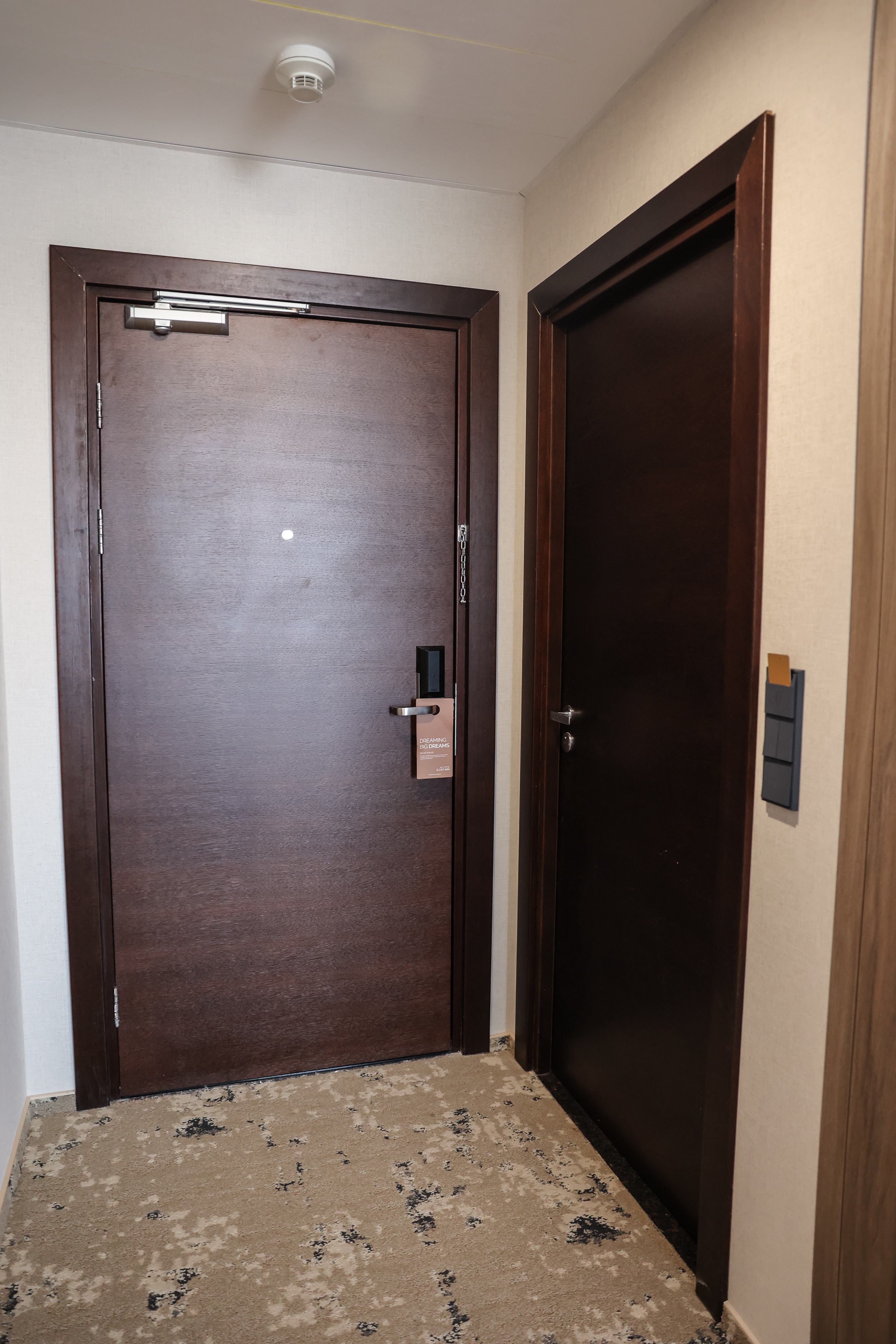 Корпусная мебель для отелей и гостиниц, шпонированные изделия,мебель для гостиниц