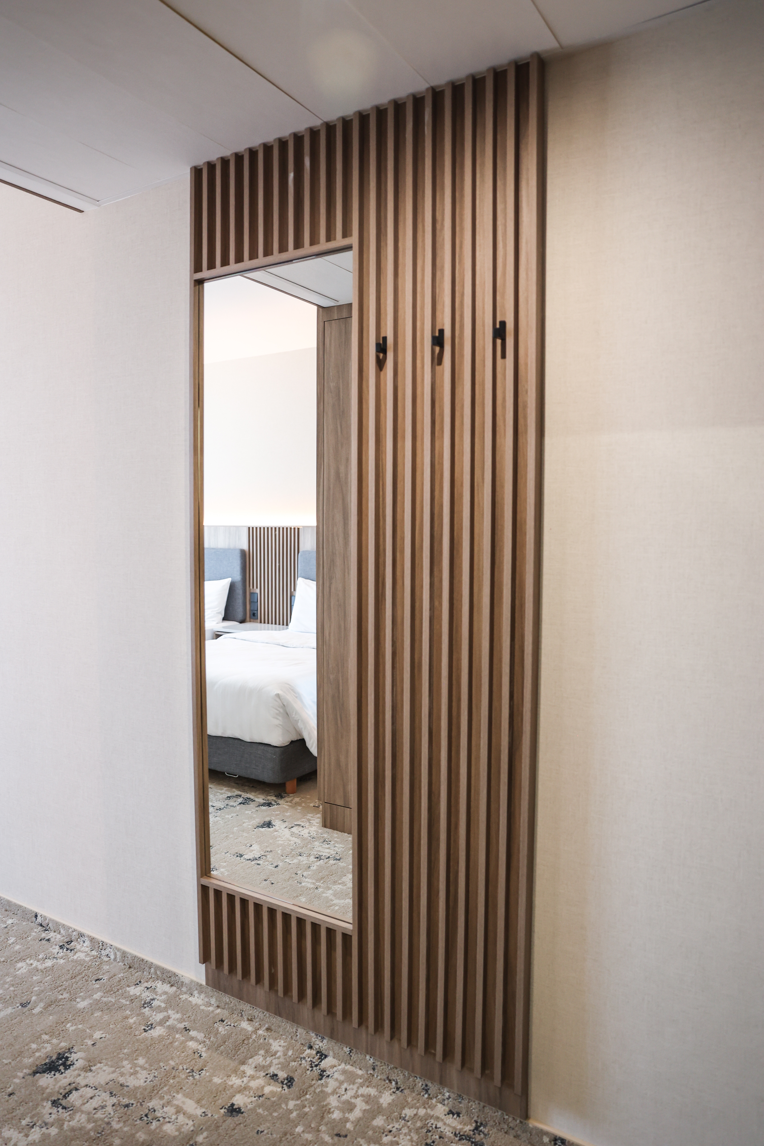 Корпусная мебель для отелей и гостиниц, шпонированные изделия,мебель для гостиниц